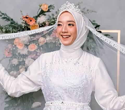 This Woman Is Sad to See Her Friend Get Married Without Covering Her Aurat: The Bride Wears a Hijab but Her Chest Is Exposed