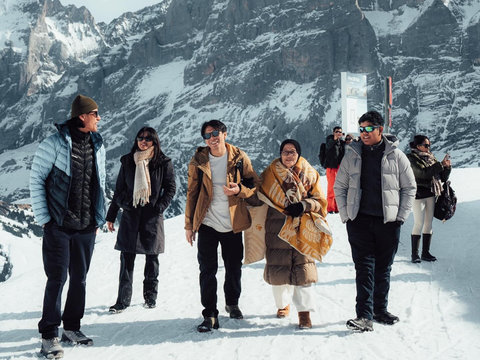 6 Potret Keseruan Ariel Noah saat Jajal Paralayang di Interlaken Swiss, Nikmati Pemandangan Indah dari Ketinggian