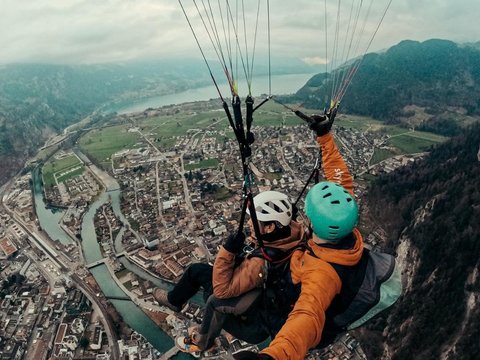 6 Potret Keseruan Ariel Noah saat Jajal Paralayang di Interlaken Swiss, Nikmati Pemandangan Indah dari Ketinggian