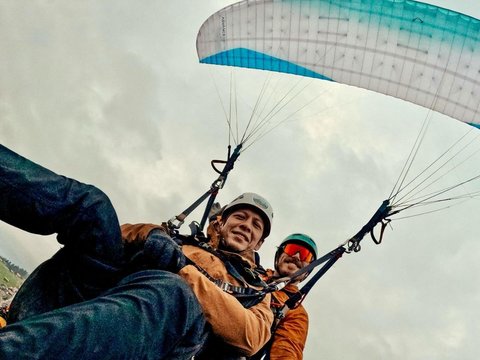 6 Potret Keseruan Ariel Noah saat Jajal Paralayang di Interlaken Swiss, Nikmati Pemandangan Indah dari Ketinggian