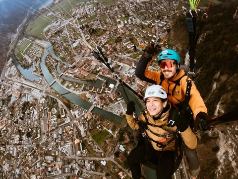 6 Potret Keseruan Ariel Noah saat Jajal Paralayang di Interlaken Swiss, Nikmati Pemandangan Indah dari Ketinggian