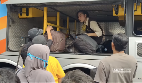 Seperti melansir dari tayangan unggahan saluran Youtube AE Tv Channel, ketangguhan Wulan terlihat dari sikap tegasnya saat merapikan barang bawaan para penumpang. <br>