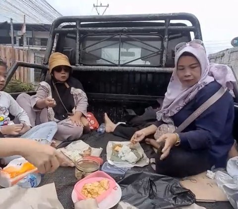 Beginilah potret saat rombongan emak-emak yang hendak berburu durian asyik makan di atas mobil bak terbuka yang berjalan.