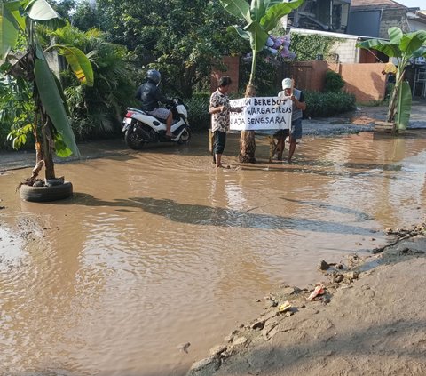 Dekat Rumah SBY, Warga Cikeas Demo Jalan Rusak Parah hingga Tanami Pohon Pisang di Tengah Jalan