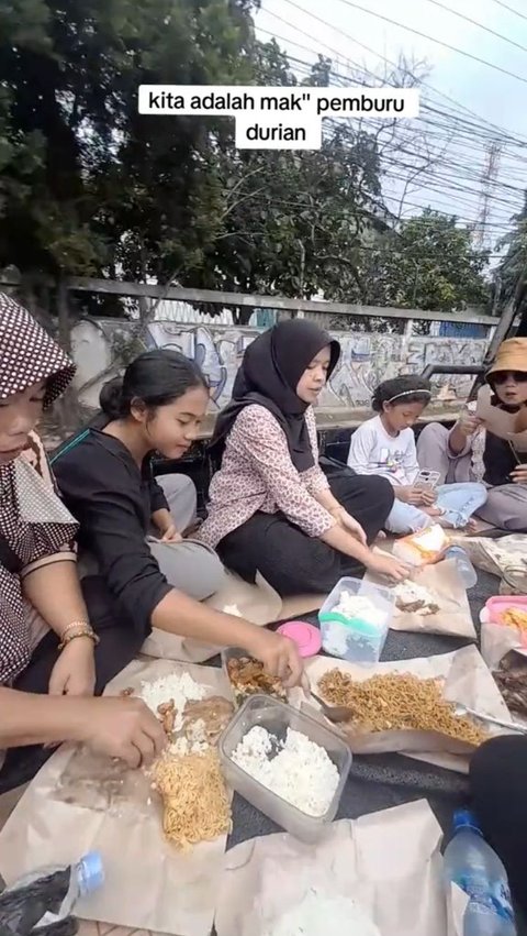 Hendak Berburu Durian, Aksi Rombongan Emak-Emak Asyik Makan di Atas Mobil Bak Terbuka yang Berjalan Ini Bikin Heran