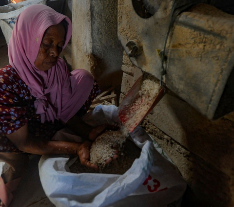 Harga beras di penggilingan padi di kawasan Ciampea, Bogor mengalami kenaikan Rp 2000 dalam waktu kurang lebih sepekan. Foto: merdeka.com / Arie Basuki<br>