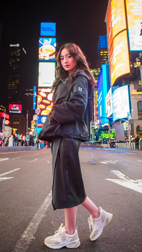 Potret Cantik Natasha Wilona saat Jalan-jalan di Times Square New York, Penampilannya Disebut Berkelas