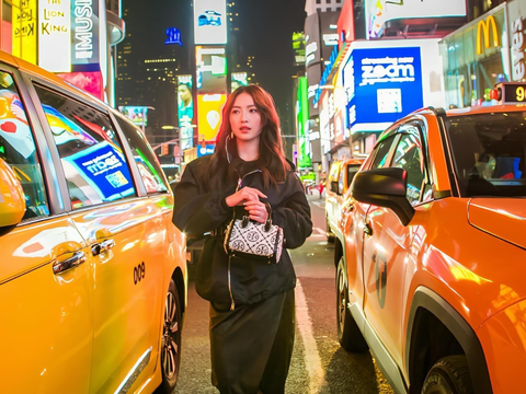 Potret Cantik Natasha Wilona saat Jalan-jalan di Times Square New York, Penampilannya Disebut Berkelas