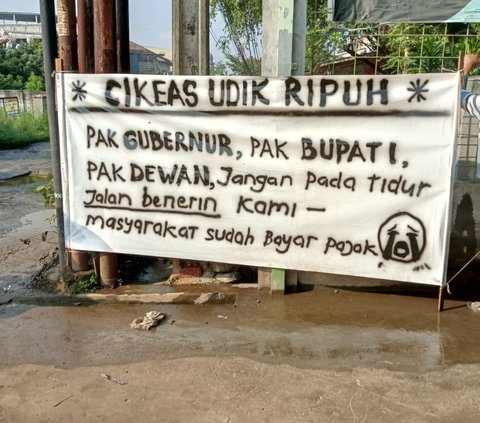 Dekat Rumah SBY, Warga Cikeas Demo Jalan Rusak Parah hingga Tanami Pohon Pisang di Tengah Jalan