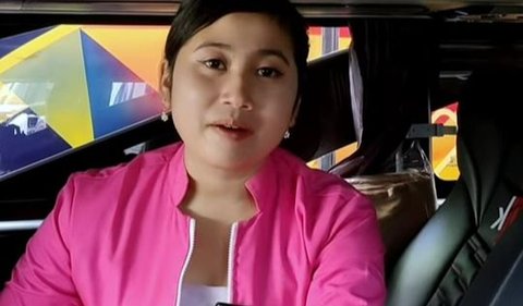 Fahmilia atau akrab disapa Amel, menjadi pramugari di PO Kencana dengan rute perjalanan Jepara-Jakarta.