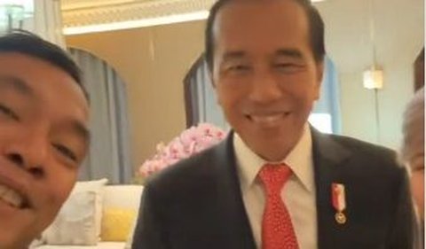 Dalam video yang dibagikan, driver ojol tersebut awalnya menunjukkan foto presiden Jokowi di ponselnya. <br>