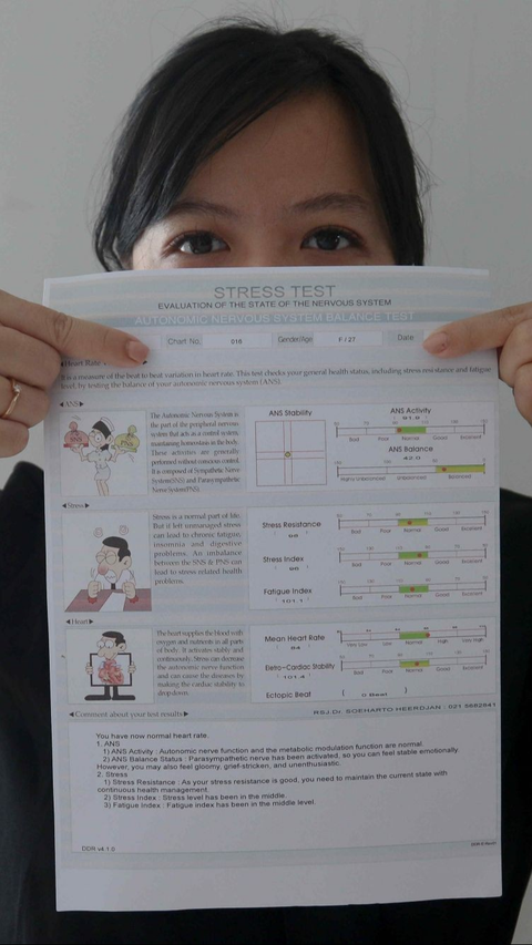 Seorang warga memperlihatkan hasil tes kesehatan mental dirinya di RSUD Tamansari, Jakarta Barat, Selasa (20/2/2024). Foto: Liputan6.com / Herman Zakharia