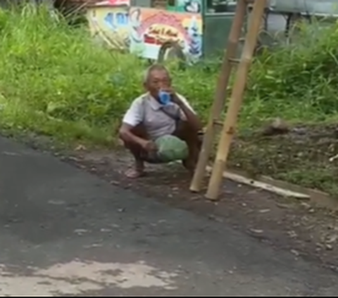 Kisah sedih datang dari kakek penjual tangga bambu yang viral di media sosial. Di usianya yang senja tak menyurutkan semangat dalam bekerja demi sesuap nasi.