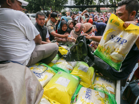 FOTO: Ada Operasi Pasar di Pinang, Emak-Emak Sampai Rela Panas-Panasan dan Mengantre Panjang Demi Beras Murah
