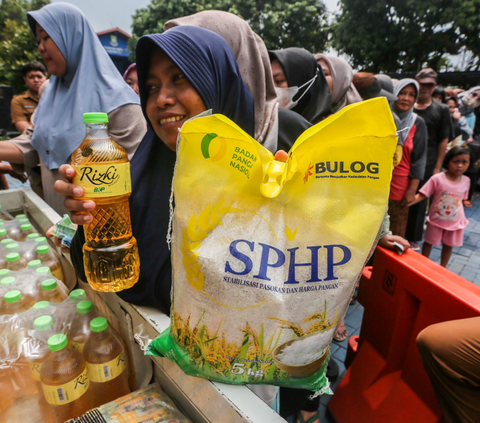 FOTO: Ada Operasi Pasar di Pinang, Emak-Emak Sampai Rela Panas-Panasan dan Mengantre Panjang Demi Beras Murah