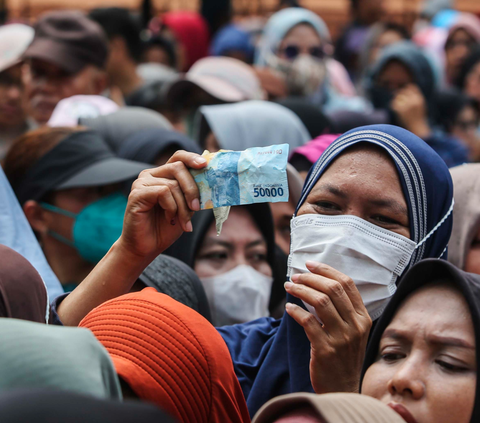 FOTO: Ada Operasi Pasar di Pinang, Emak-Emak Sampai Rela Panas-Panasan dan Mengantre Panjang Demi Beras Murah