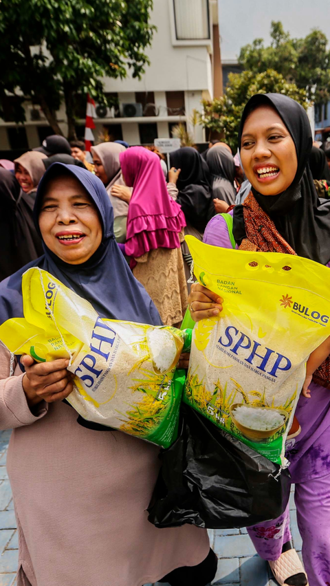 Senyum warga usai mengantre membeli beras SPHP di Pinang, Kota Tangerang, Banten, Selasa (20/2/2024). Foto: Liputan6.com / Angga Yuniar