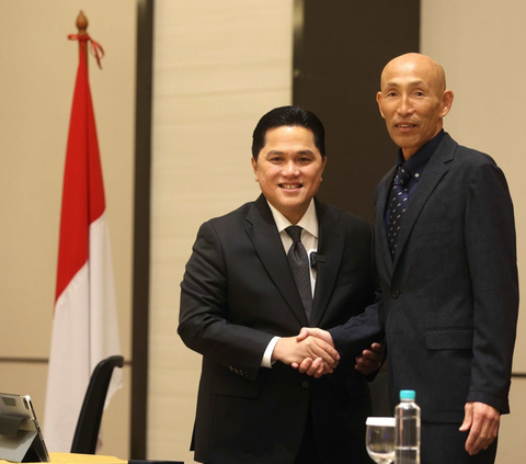 Ketua PSSI, Erick Thohir, resmi mengumumkan Satoru Mochizuki sebagai pelatih Timnas Indonesia Putri yang baru. Foto: Bola.com / M Iqbal Ichsan