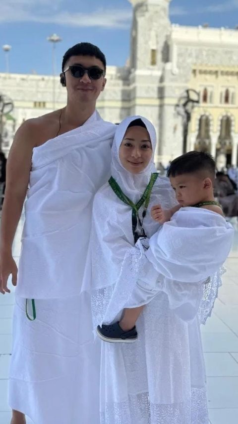 Cantiknya Bikin Pangling, Potret Nikita Willy Jalani Ibadah Umrah Bareng Keluarga - Selalu Gendong Baby Issa