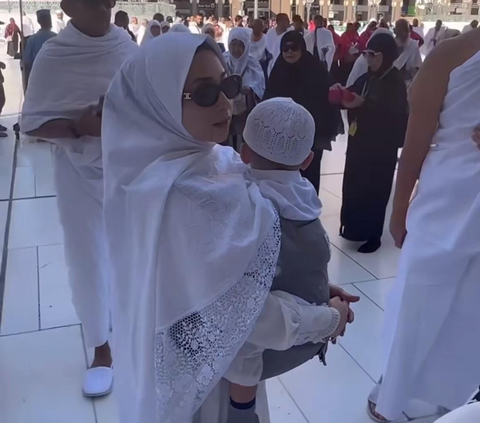 Cantiknya Bikin Pangling, Potret Nikita Willy Jalani Ibadah Umrah Bareng Keluarga - Selalu Gendong Baby Issa