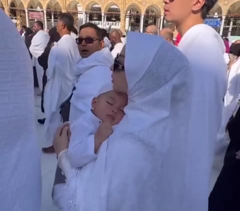 Cantiknya Bikin Pangling, Potret Nikita Willy Jalani Ibadah Umrah Bareng Keluarga - Selalu Gendong Baby Issa