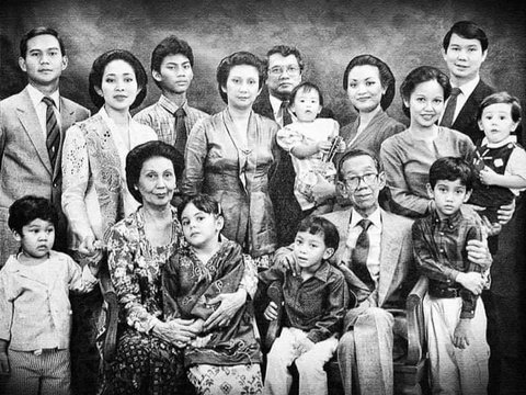 Vintage Portrait of Prabowo, Titiek Soeharto, and Their Son Didit That is Going Viral