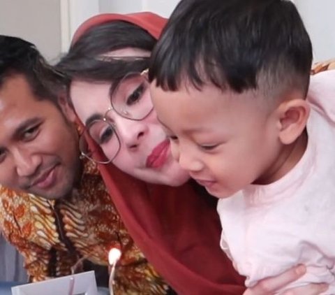 Jadi Istri Pejabat, Potret Arumi Bachsin Rayakan Ultah Ke-30 Secara Sederhana, Dapat Kejutan Manis dari Suami dan Anak