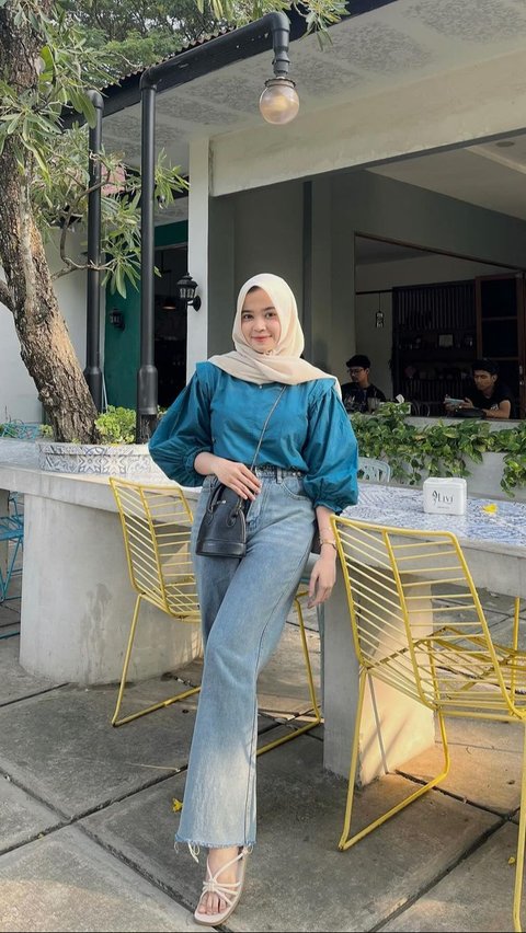 Look 1: Blouse Biru Lengan Balon<br>