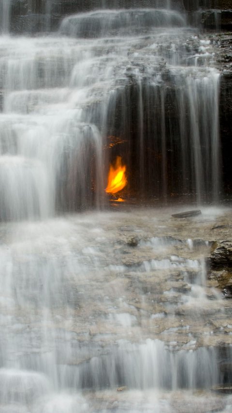 Fenomena Alam Unik, Satu Dari Sembilan ‘Api Abadi’ Ditemukan di Dalam Air Terjun Yang Bersalju