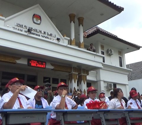 Berbaju SD, Gerakan Rakyat untuk Demokrasi dan Keadilan Demo di Depan Kantor KPU DIY