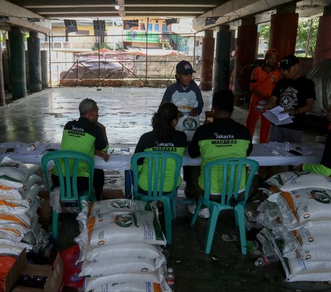FOTO: Beras Makin Mahal, Ribuan Karung Bantuan Pangan Disalurkan untuk Warga Tanjung Priok