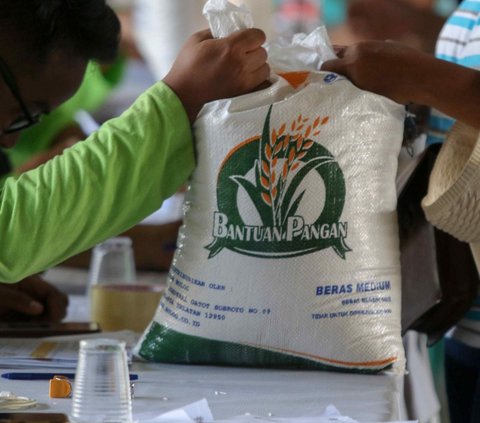 FOTO: Beras Makin Mahal, Ribuan Karung Bantuan Pangan Disalurkan untuk Warga Tanjung Priok