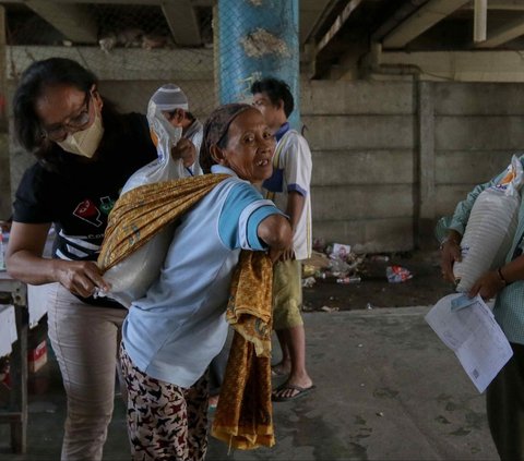 FOTO: Beras Makin Mahal, Ribuan Karung Bantuan Pangan Disalurkan untuk Warga Tanjung Priok