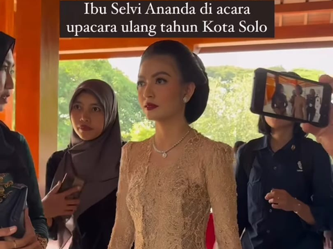 Potret Cantik Selvi Ananda saat Hadiri Upacara Ulang Tahun Kota Solo, Tampil Anggun Kenakan Kebaya