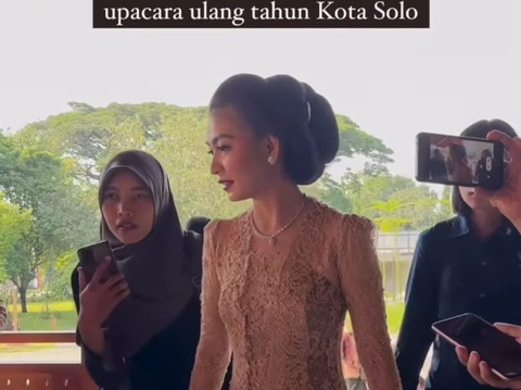 Potret Cantik Selvi Ananda saat Hadiri Upacara Ulang Tahun Kota Solo, Tampil Anggun Kenakan Kebaya