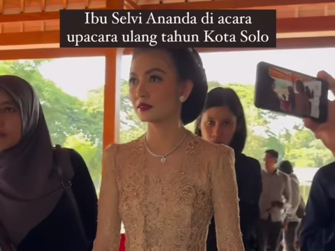 Potret Cantik Selvi Ananda saat Hadiri Upacara Ulang Tahun Kota Solo, Tampil Anggun Kenakan Kebaya