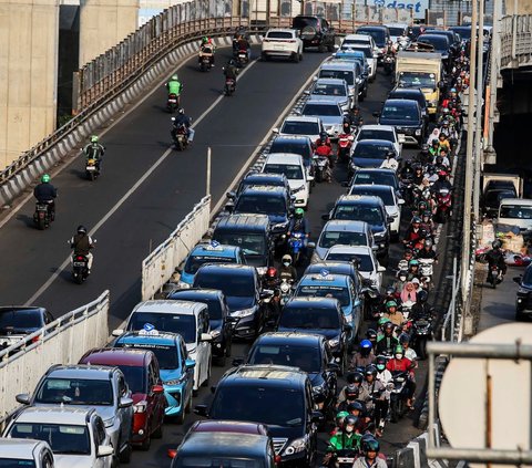 Sejumlah kendaran terjebak kemacetan panjang di Kebayoran Lama, Jakarta, Selasa (20/2/2024). Pemprov DKI Jakarta resmi menaikkan tarif progresif pajak kendaraan bermotor (PKB) sebesar 0,5 persen untuk kepemilikan kendaraan kedua dan seterusnya. Liputan6.com/Angga Yuniar