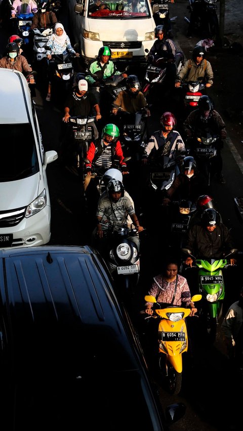 Keputusan menaikkan tarif progresif pajak kendaraan bermotor tersebut tertuang dalam Peraturan Daerah DKI Jakarta Nomor 1 Tahun 2024 tentang Pajak Daerah dan Restribusi Daerah yang diundangkan sejak 5 Januari 2024. Liputan6.com/Angga Yuniar