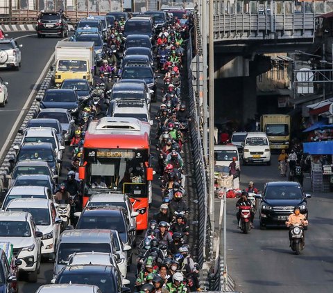 FOTO: Pemprov DKI Resmi Naikkan Tarif Progresif Pajak Kendaraan Bermotor 0,5 Persen