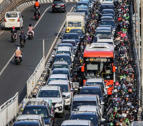 FOTO: Pemprov DKI Resmi Naikkan Tarif Progresif Pajak Kendaraan Bermotor 0,5 Persen