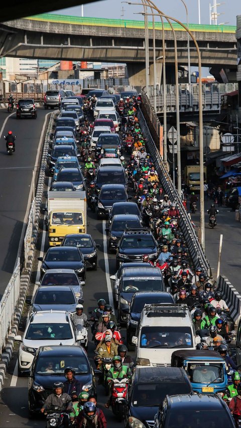 Setiap tahunnya, jumlah kendaraan di Ibu Kota terus meningkat mencapai sekitar 2-3%. Liputan6.com/Angga Yuniar