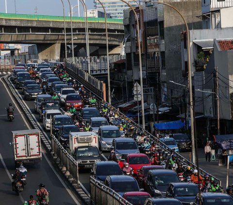 FOTO: Pemprov DKI Resmi Naikkan Tarif Progresif Pajak Kendaraan Bermotor 0,5 Persen