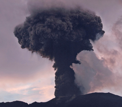 Gunung Marapi Kembali Erupsi, Semburkan Abu Vulkanik Setinggi 900 Meter