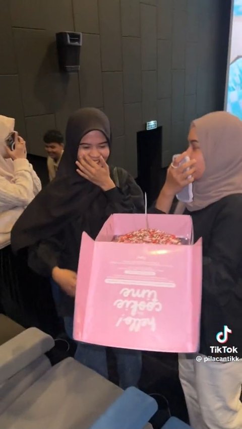 Wanita Ini Rela Sewa Satu Bioskop Demi Beri Kejutan Ultah Sang Kekasih, Aksinya Curi Perhatian