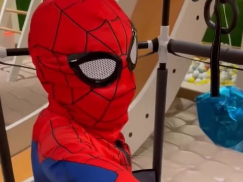 Kocak! 10 Potret Rayyanza Berangkat Sekolah Pakai Kostum Spiderman, Nagita dan Sus Rini Sampai Tertawa
