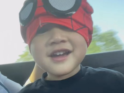 Kocak! 10 Potret Rayyanza Berangkat Sekolah Pakai Kostum Spiderman, Nagita dan Sus Rini Sampai Tertawa