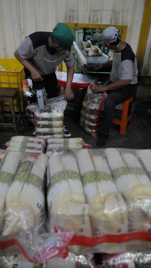 Hal tersebut dapat dilihat dari stok beras yang adal di Pasar Induk Cipinang ini. Foto: merdeka.com / Imam Buhori<br>