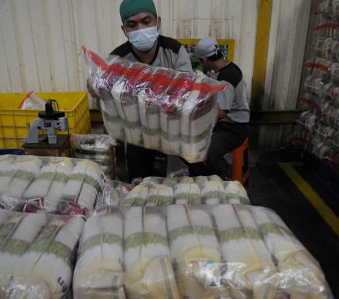 FOTO: Intip Pengiriman Beras Premium yang Stoknya Terpantau Aman untuk Masyarakat dari Gudang Pasar Induk Cipinang ke Ritel Modern