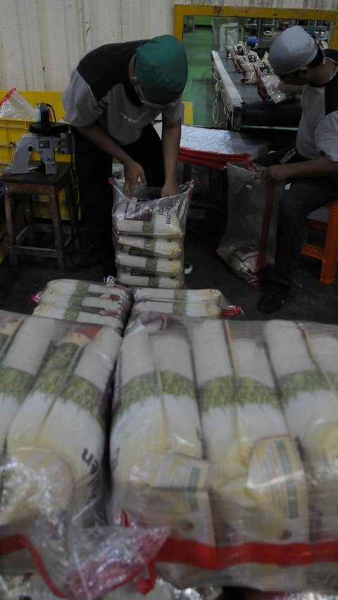 Hal ini dilakukan agar tidak terjadi kelangkaan beras premium di sejumlah gerai ritel modern di Jabodetabek. Foto: merdeka.com / Imam Buhori