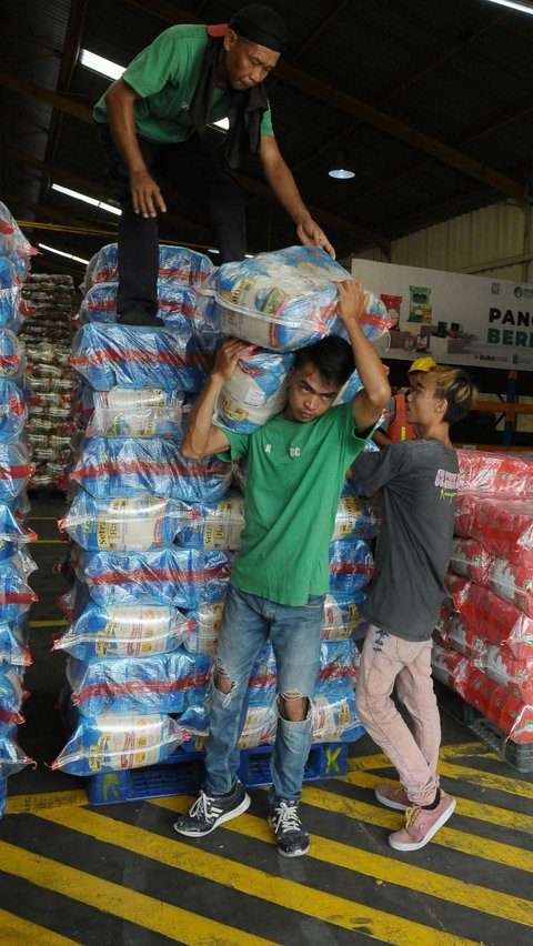 FOTO: Intip Pengiriman Beras Premium yang Stoknya Terpantau Aman untuk Masyarakat dari Gudang Pasar Induk Cipinang ke Ritel Modern